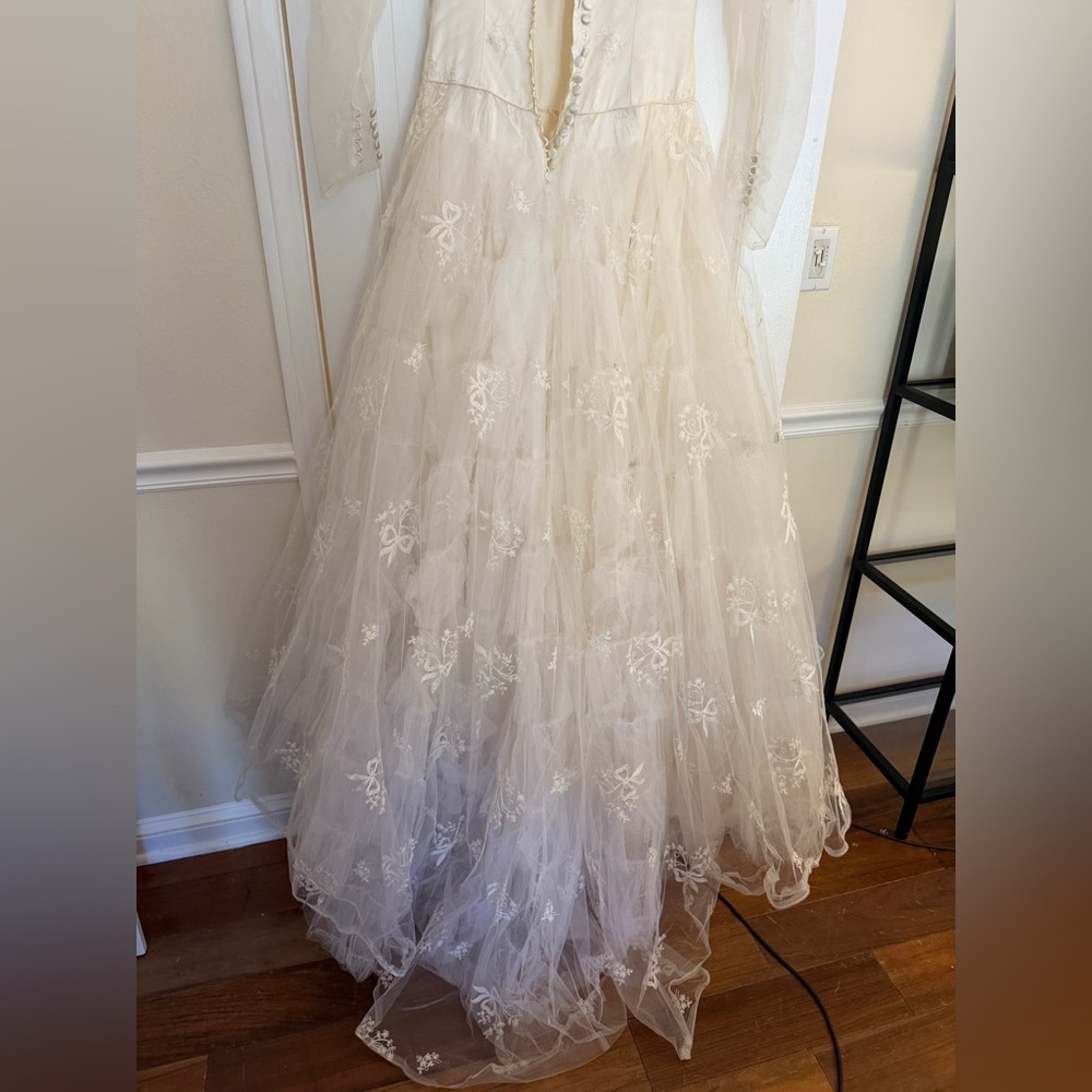 Vintage intricate Ivory Lace Tulle Ball Gown Wedding Dress - Picture 2 of 11